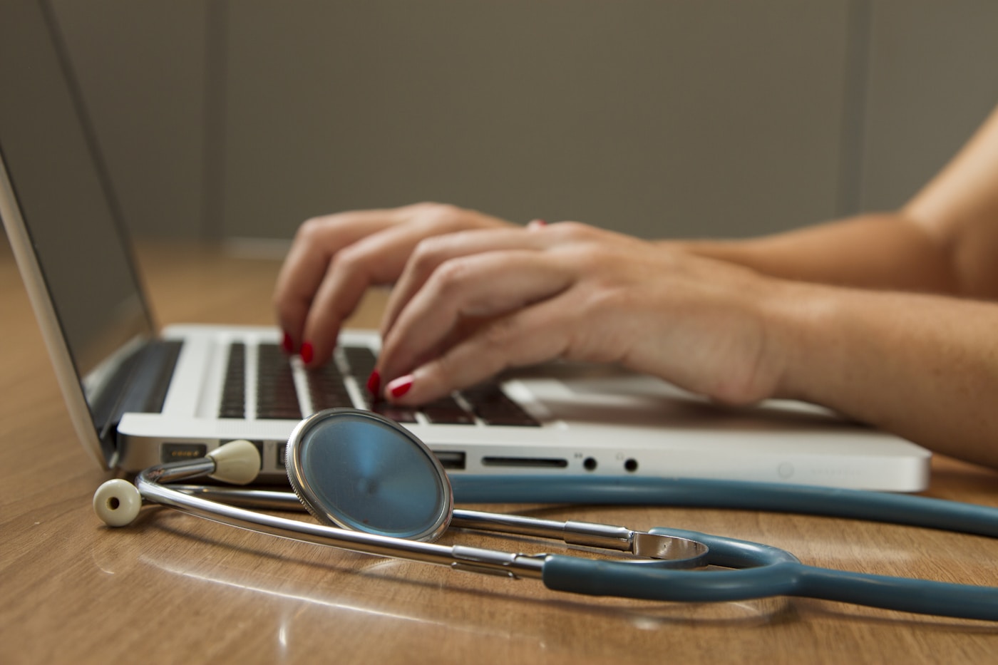 Profissional de saúde em operação digital