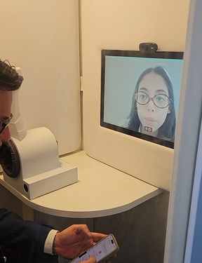 Paciente em teleconsulta dentro da cabine